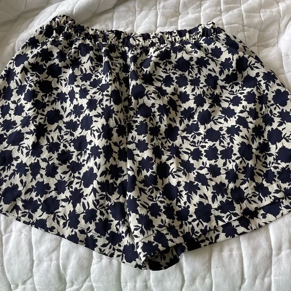 Floral blue shorts - Picture 3 of 3